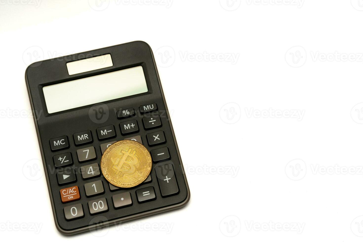 calcolatrice e moneta bitcoin isolato su bianca sfondo, calcolo di redditività. foto