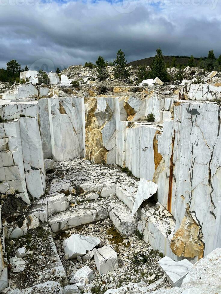 abbandonato marmo cava buguldeyka su il riva di lago baikal, Russia foto