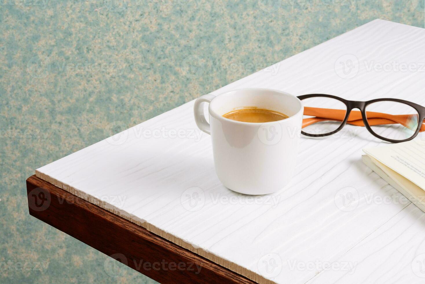 tazza di caffè e stazionario su di legno tavolo foto