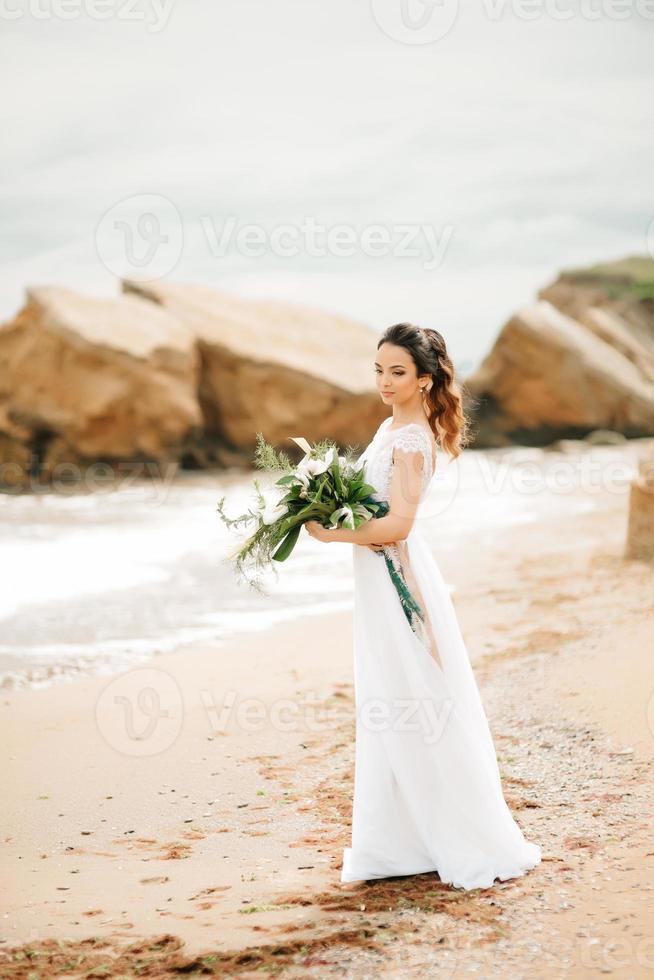 giovane sposa su una spiaggia di sabbia foto