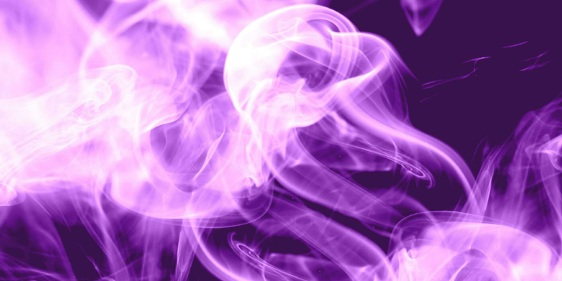 vorticoso nebbia illuminato con viola e nero sfondo struttura. colore Fumo astratto sfondo, estetico sfondo design. foto