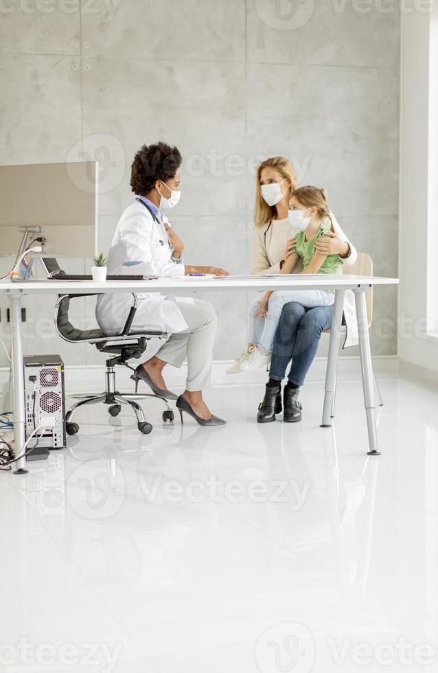 pediatra parlando con madre e figlia foto
