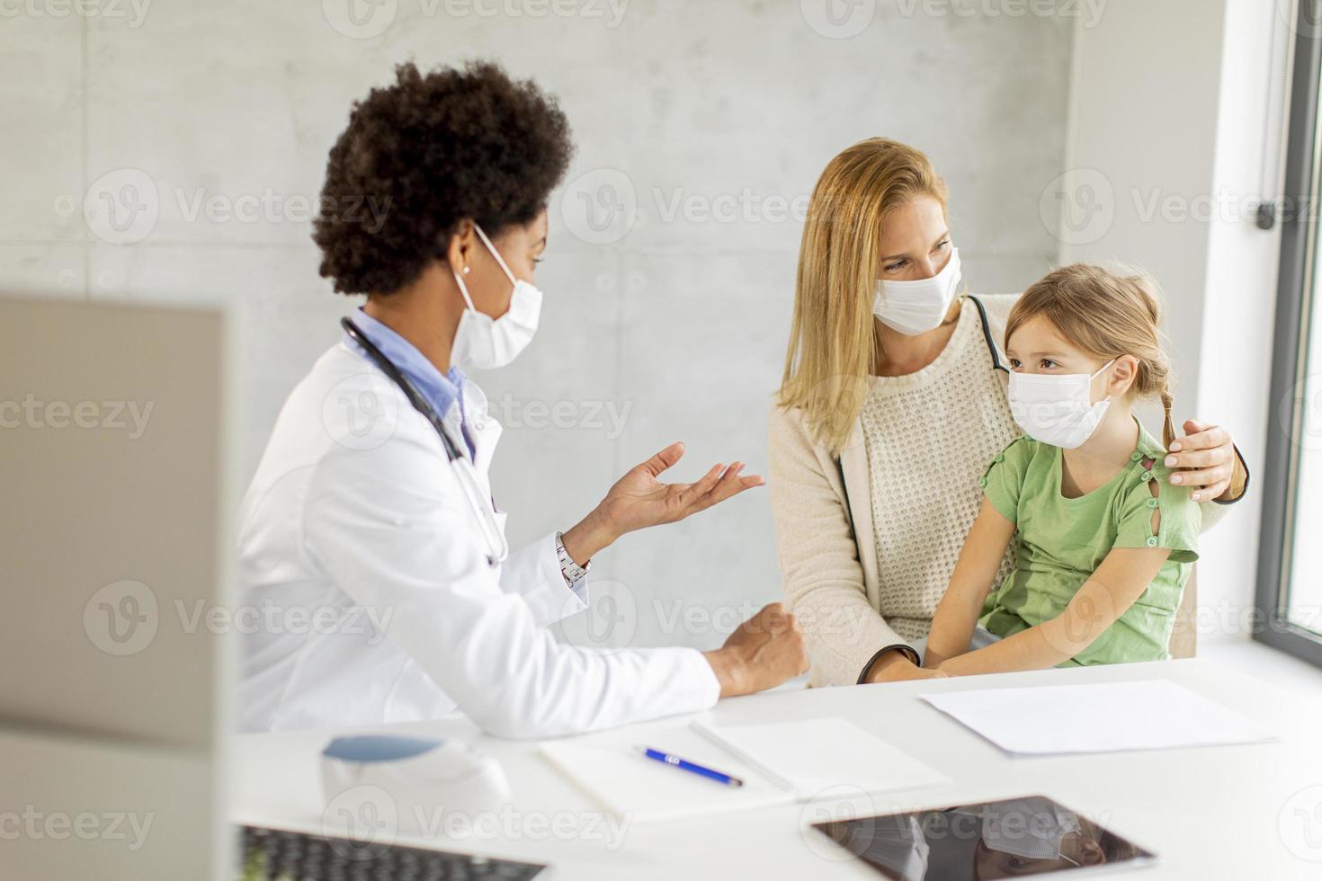 pediatra che parla con il paziente foto