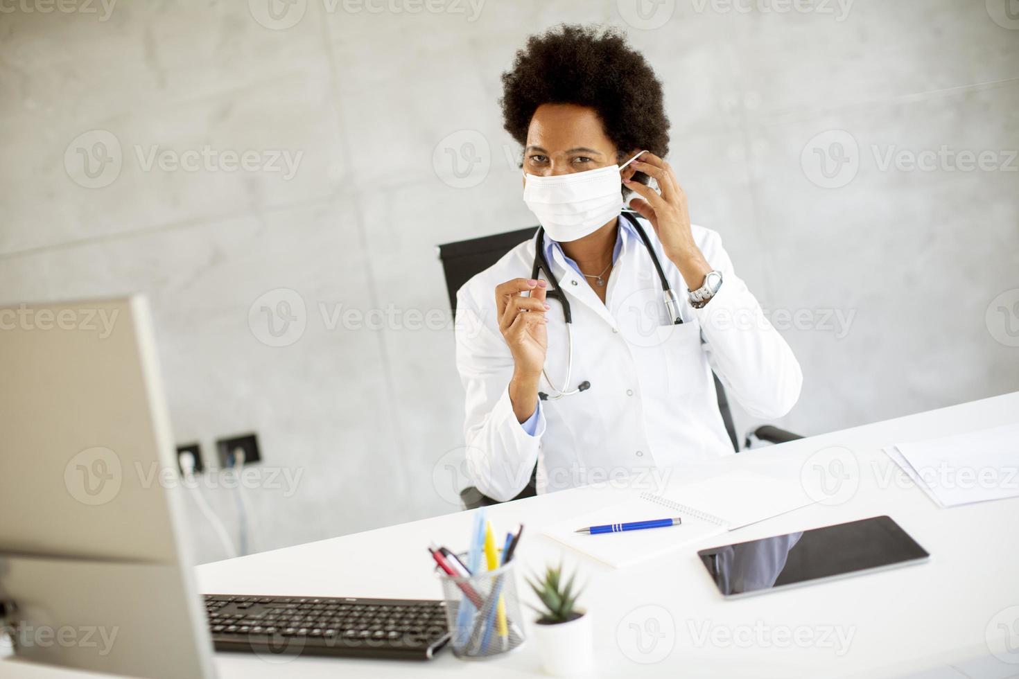 medico che indossa la maschera alla scrivania foto