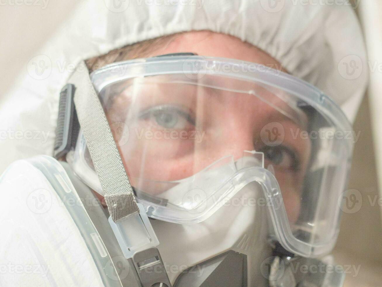 scienziato occhio colpo alla testa bianca uniforme colore Guarda a telecamera protezione virus malattia laboratorio scienza laboratorio ospedale clinica persona tecnologia chimica maschio femmina medico infermiera personale tecnologia concetto foto