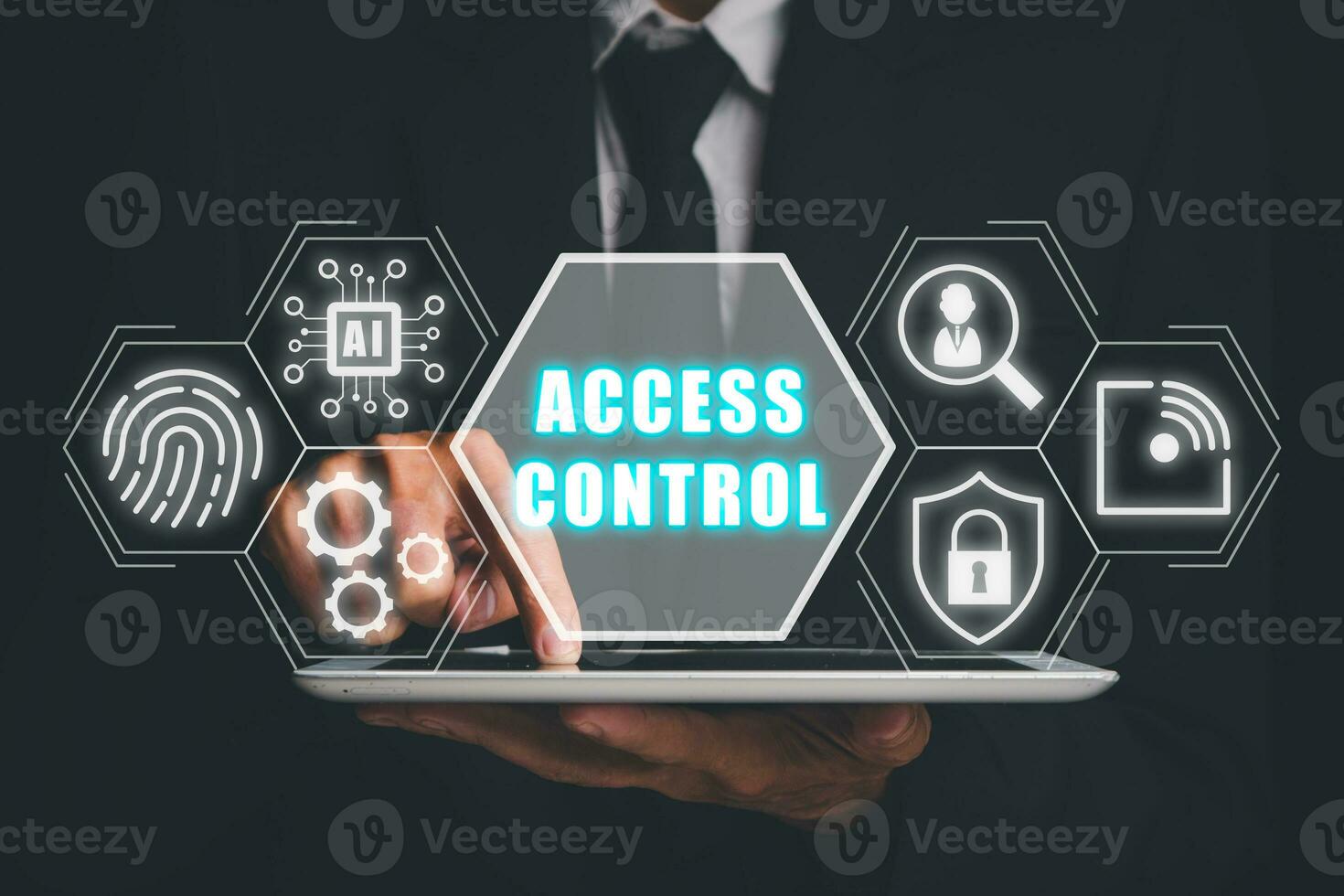 accesso controllo concetto, uomo d'affari utilizzando digitale tavoletta con accesso controllo icona su virtuale schermo, attività commerciale, tecnologia, Internet e Rete concetto. foto