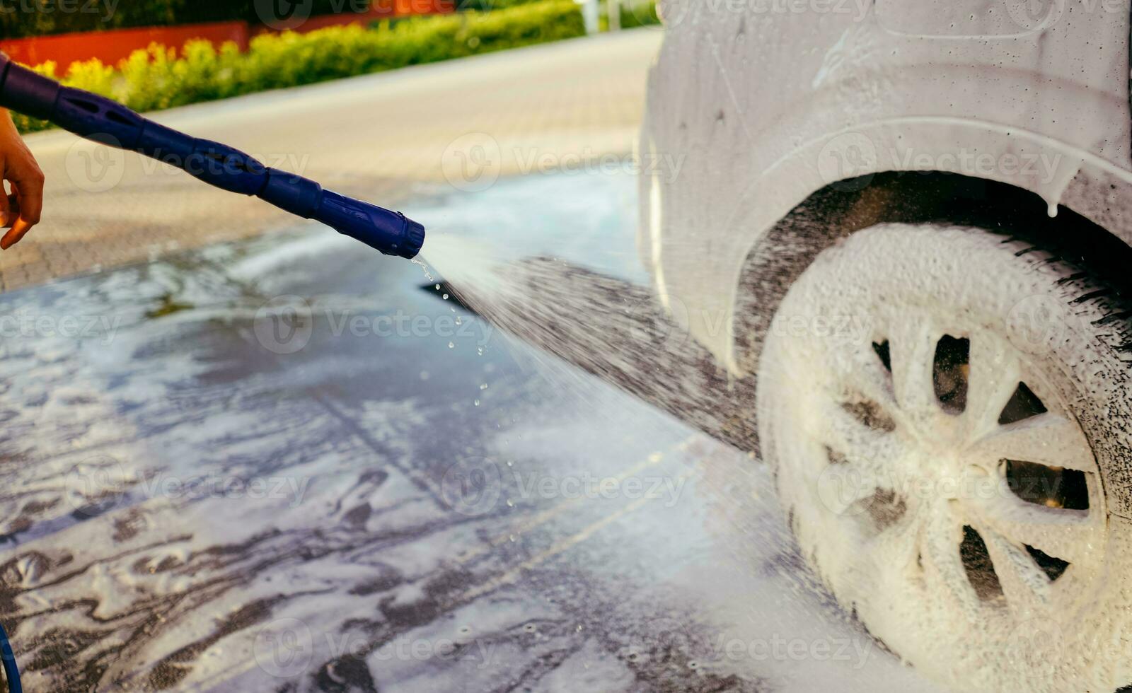 schiumogeno il auto con il schiuma. auto lavare. uomo lavaggio auto su il se stesso lavaggio servizio. alto pressione acqua. pressione rondella. pulizia il macchina. foto