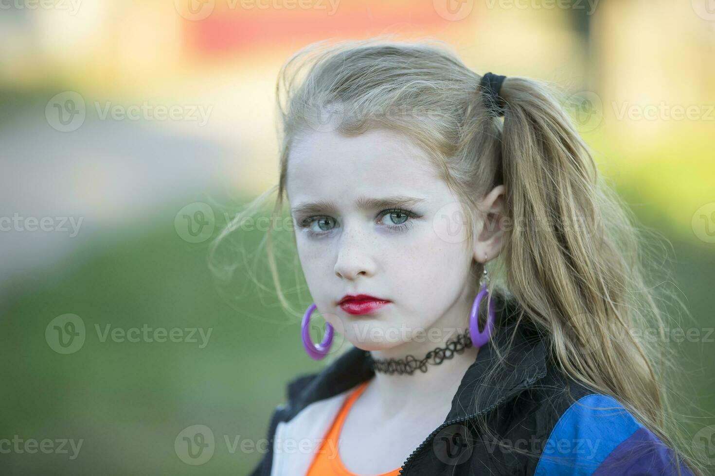 il viso di un' poco ragazza con luminosa trucco. un' bambino nel il stile di il anni Novanta. foto