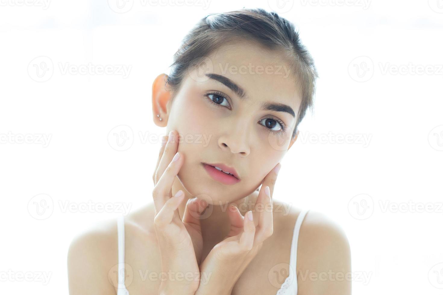 primo piano del volto di donna asiatica su sfondo bianco foto