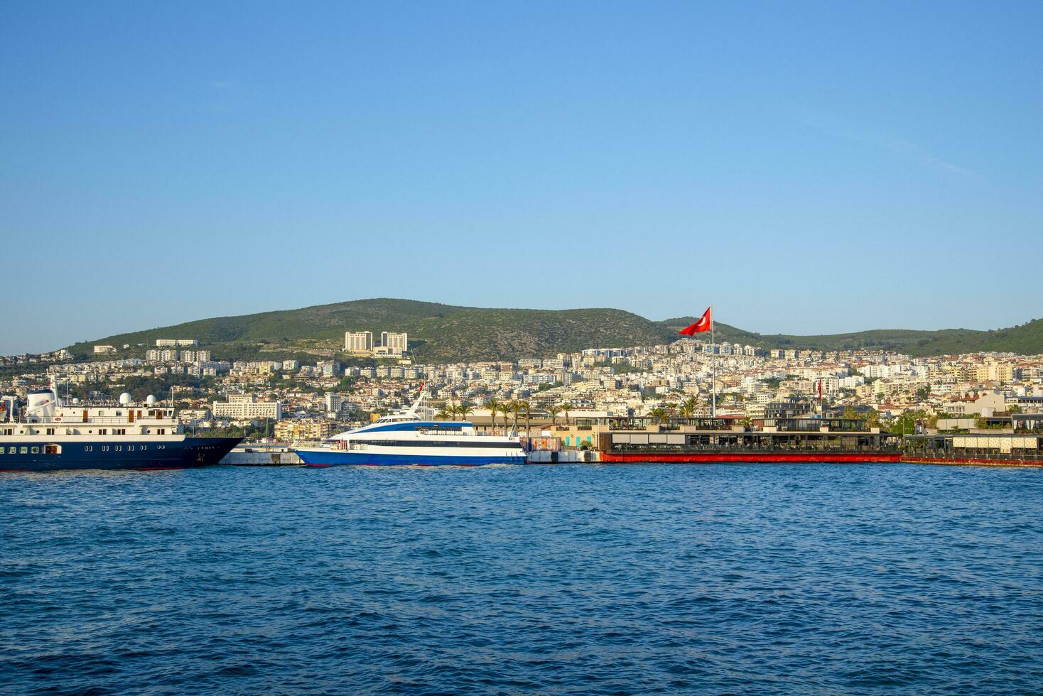 navi nel kusadasi ormeggiato su un' estate e soleggiato giorno. foto