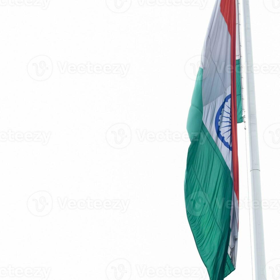 sventolando la bandiera indiana, bandiera dell'india, bandiera indiana che svolazza in alto a connaught place con orgoglio nel cielo blu, bandiera indiana, har ghar tiranga, sventolando la bandiera indiana foto