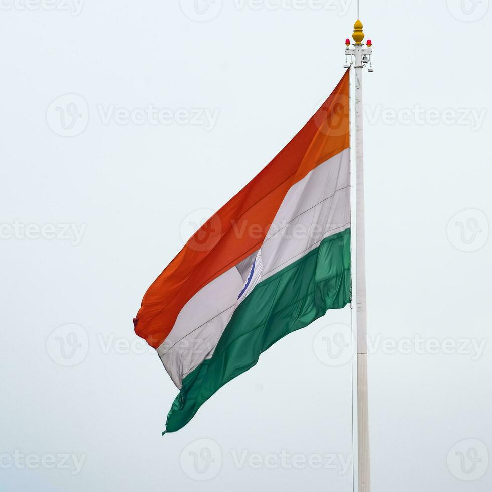 sventolando la bandiera indiana, bandiera dell'india, bandiera indiana che svolazza in alto a connaught place con orgoglio nel cielo blu, bandiera indiana, har ghar tiranga, sventolando la bandiera indiana foto