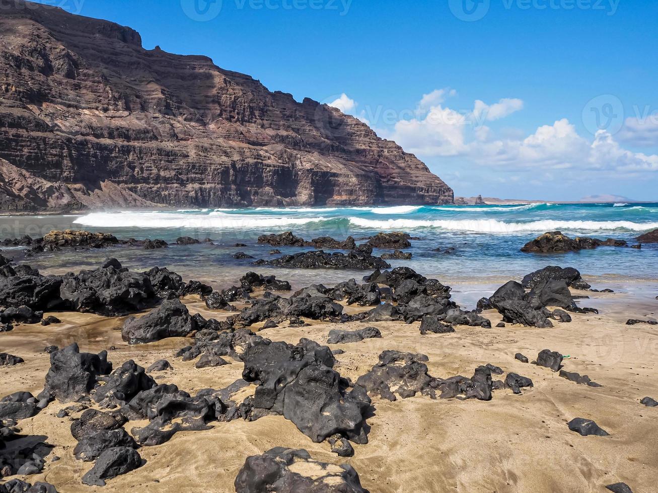 rocce laviche sulla spiaggia di orzola lanzarote isole canarie foto
