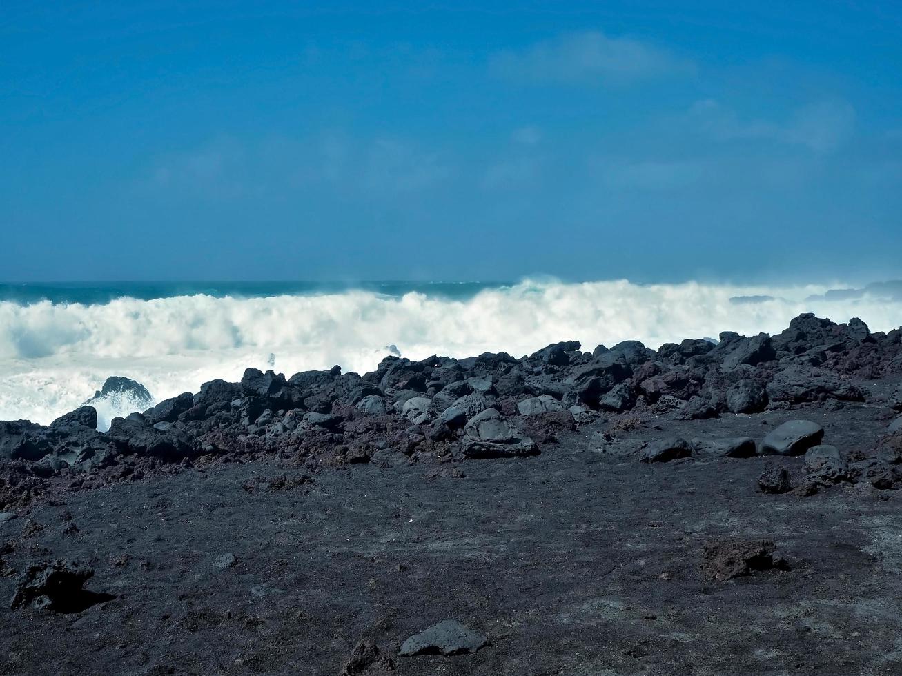 onde che incontrano la costa vulcanica nera a el golfo lanzarote isole canarie foto