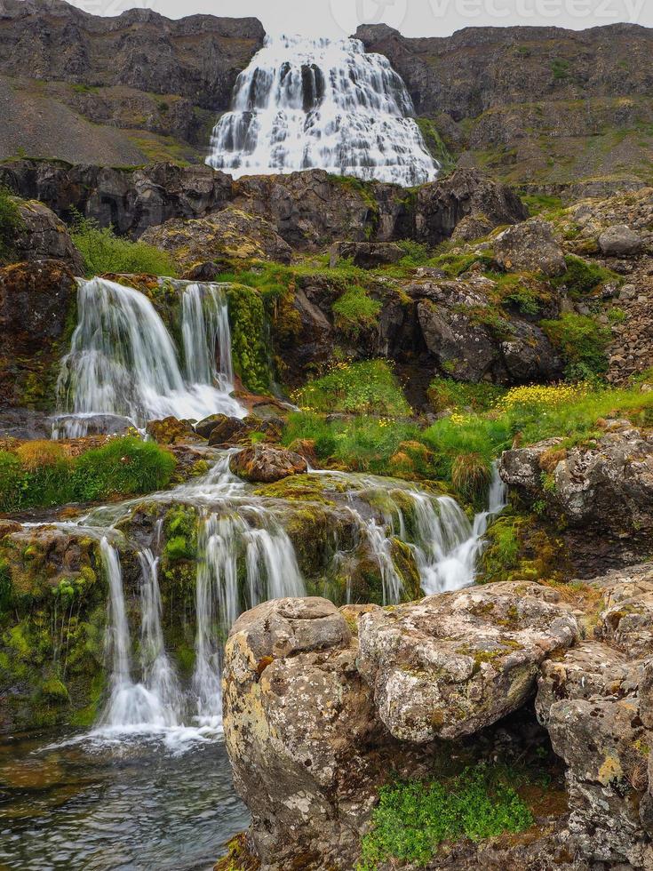 cascate di dynjandifoss nei fiordi occidentali dell'islanda foto