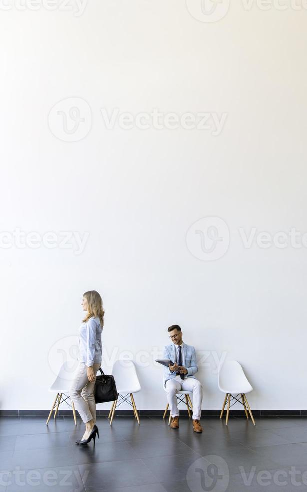 vista verticale di persone in una sala d'attesa con copia spazio foto