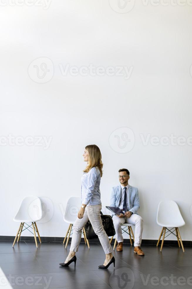 vista verticale di persone in una sala d'attesa foto