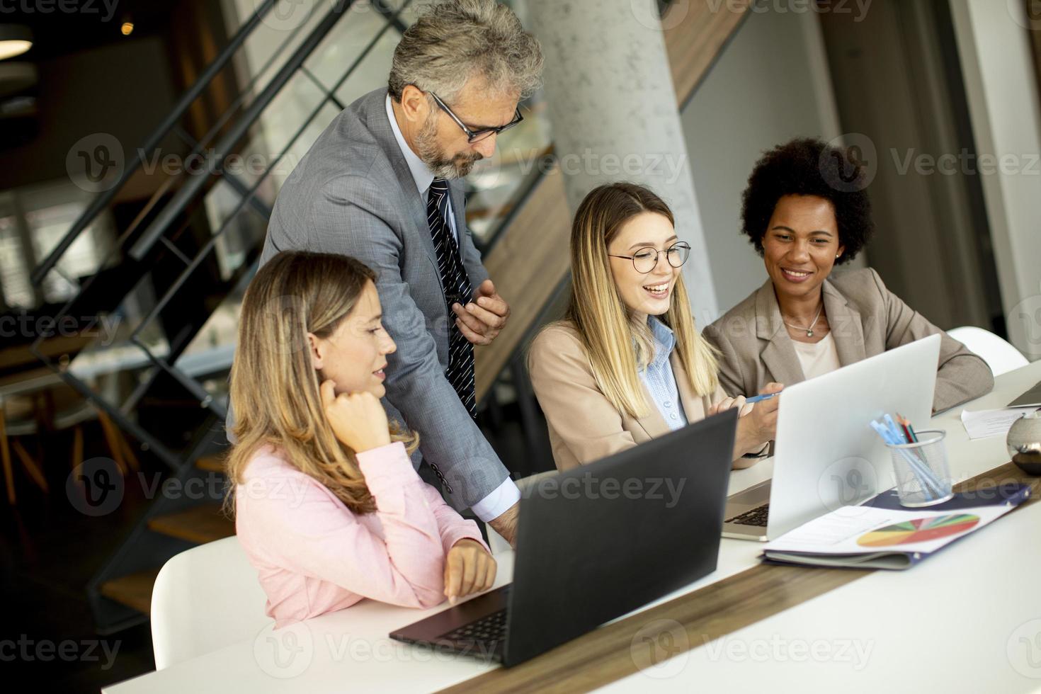 uomini d'affari che lavorano insieme in ufficio foto