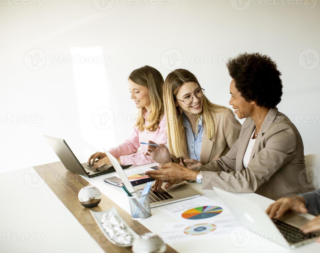 tre imprenditrici in una riunione foto