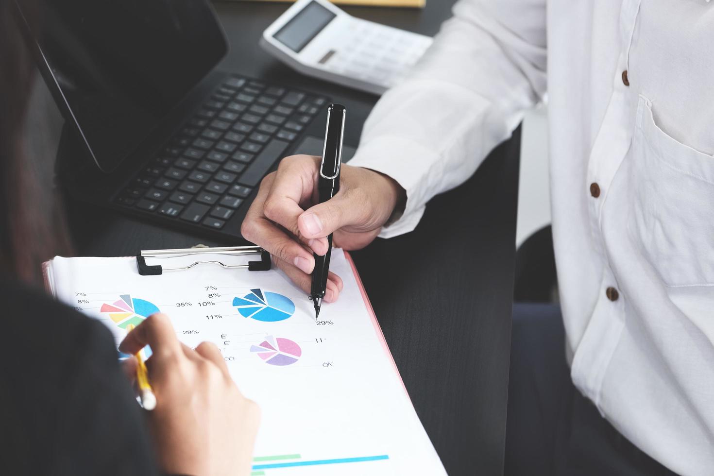 due giovani dirigenti d'azienda stanno discutendo di cambiare il loro concetto di business per aumentare i profitti e la forza della loro attività foto