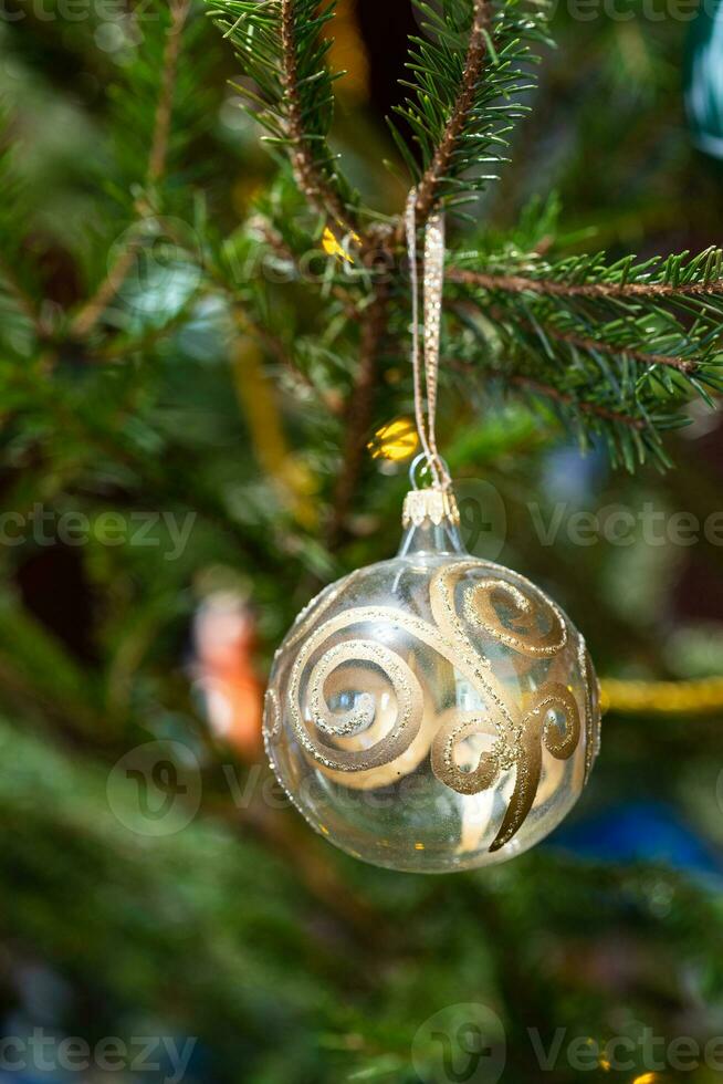 bicchiere palla con d'oro ornamento su Natale albero foto