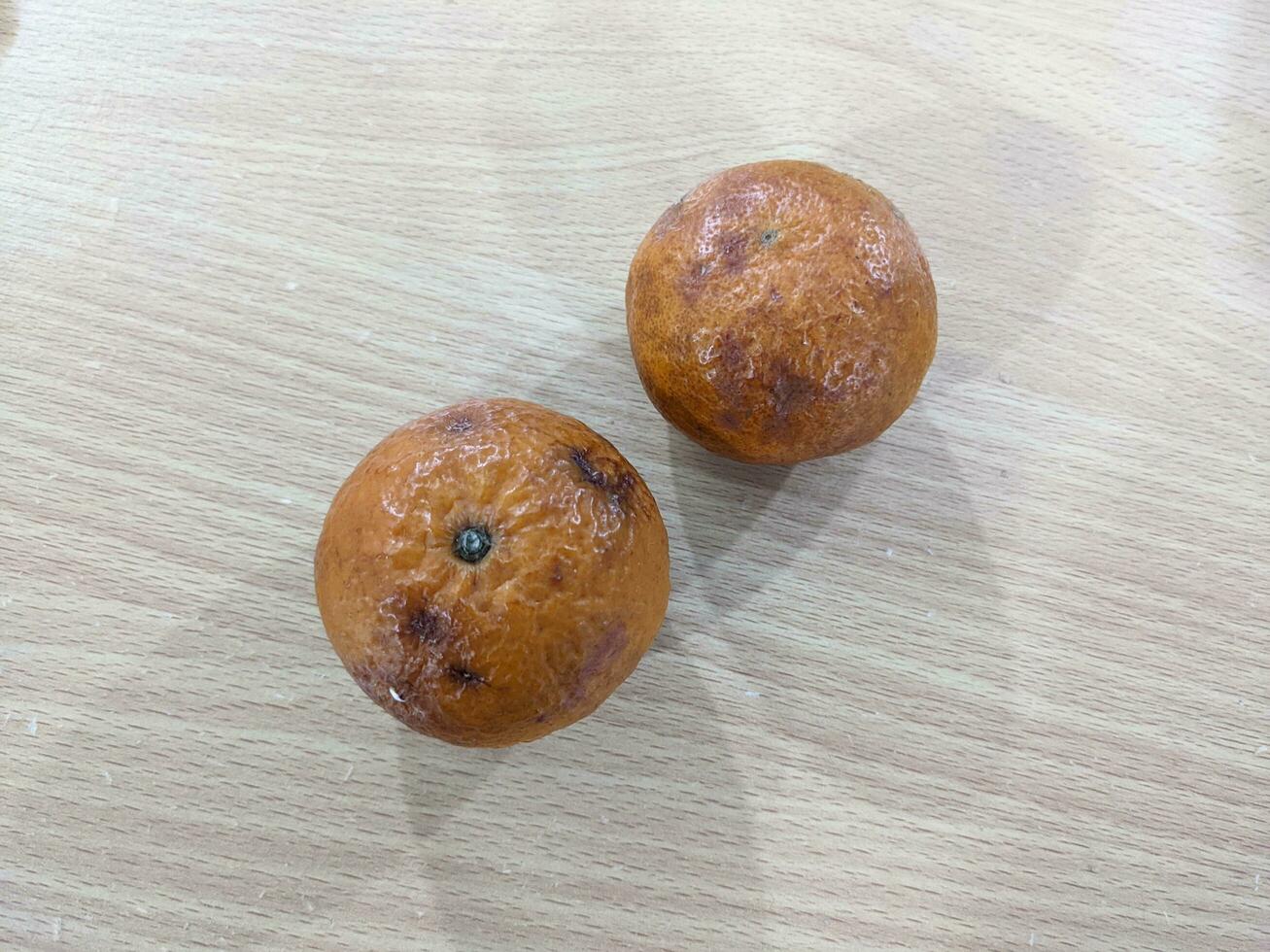 marcio arance hold con mano e al di sopra di il di legno tavoli. il foto è adatto per uso per frutta sfondo e venditore pubblicità.