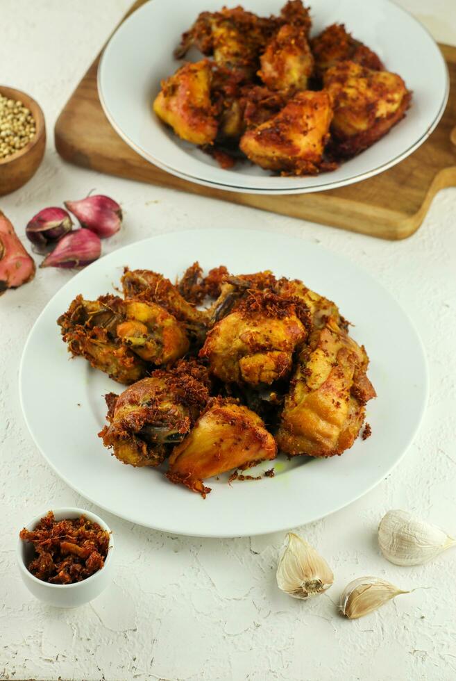 indonesiano fritte pollo, ayam goreng bumbu kuning è un' famoso tradizionale indonesiano fritte pollo fatto a partire dal pollo quello è brasato con spezie. foto