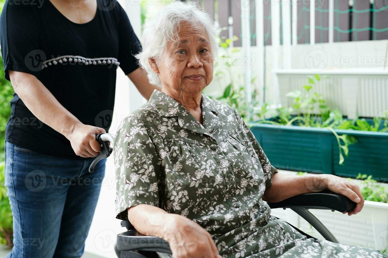 badante Aiuto asiatico anziano donna invalidità paziente seduta su sedia a rotelle nel Ospedale, medico concetto. foto