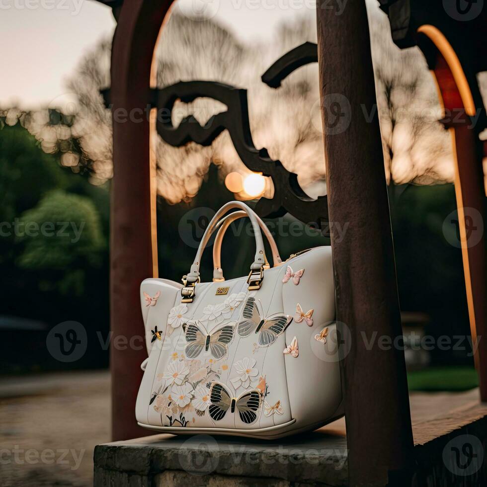 lusso donne bianca totalizzatore Borsa, fiori e farfalle disegno, bellissimo zen giardino. tramonto volta. foto