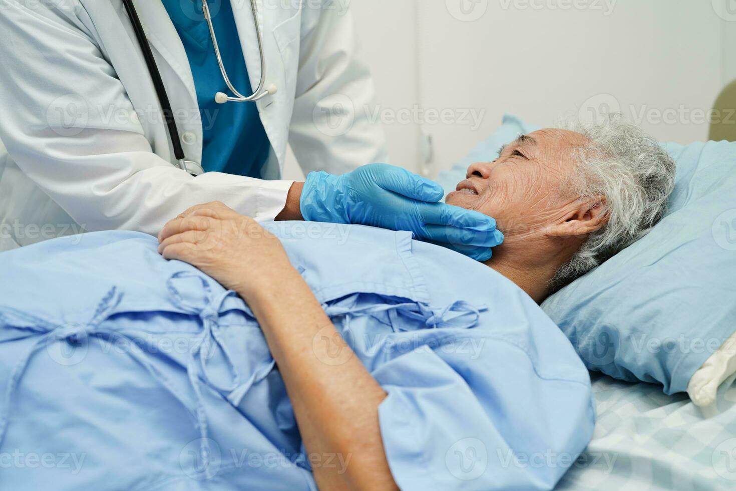 medico che si prende cura, aiuta e incoraggia il paziente asiatico anziano della donna anziana nell'ospedale della clinica. foto
