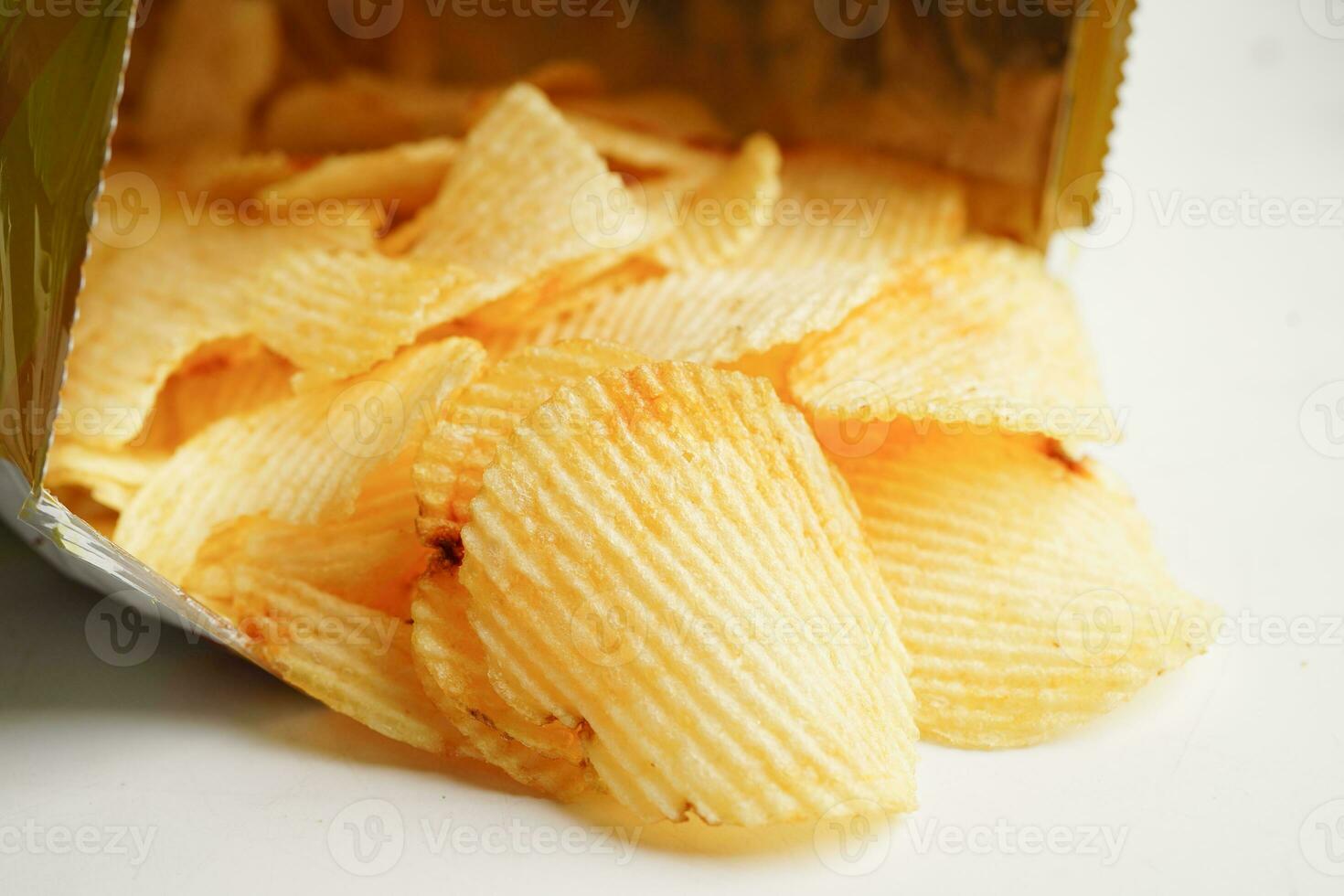 patatine fritte in busta aperta, delizioso condimento per barbecue piccante per patatine fritte, spuntino fritto a fetta sottile fast food. foto