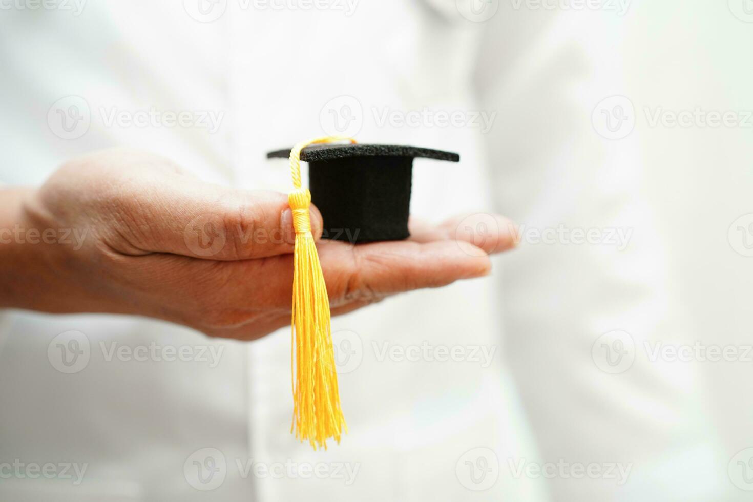 donna asiatica medico che tiene il cappello di laurea in ospedale, concetto di educazione medica. foto