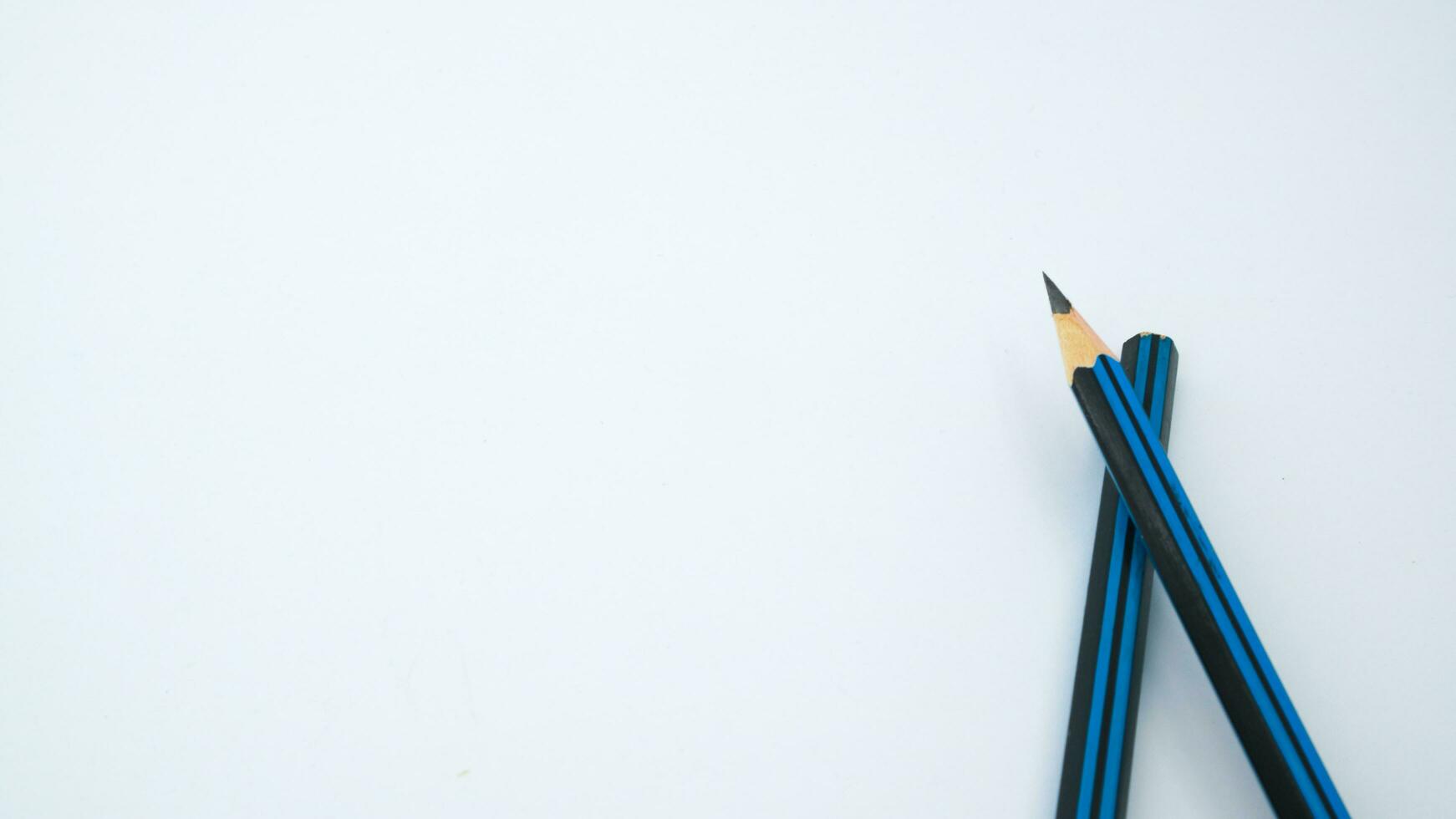 selettivo messa a fuoco su 2b matita su pieno impostato di nero e blu scrittura e disegno grafite matite ordinamento a partire dal buio per luce. foto