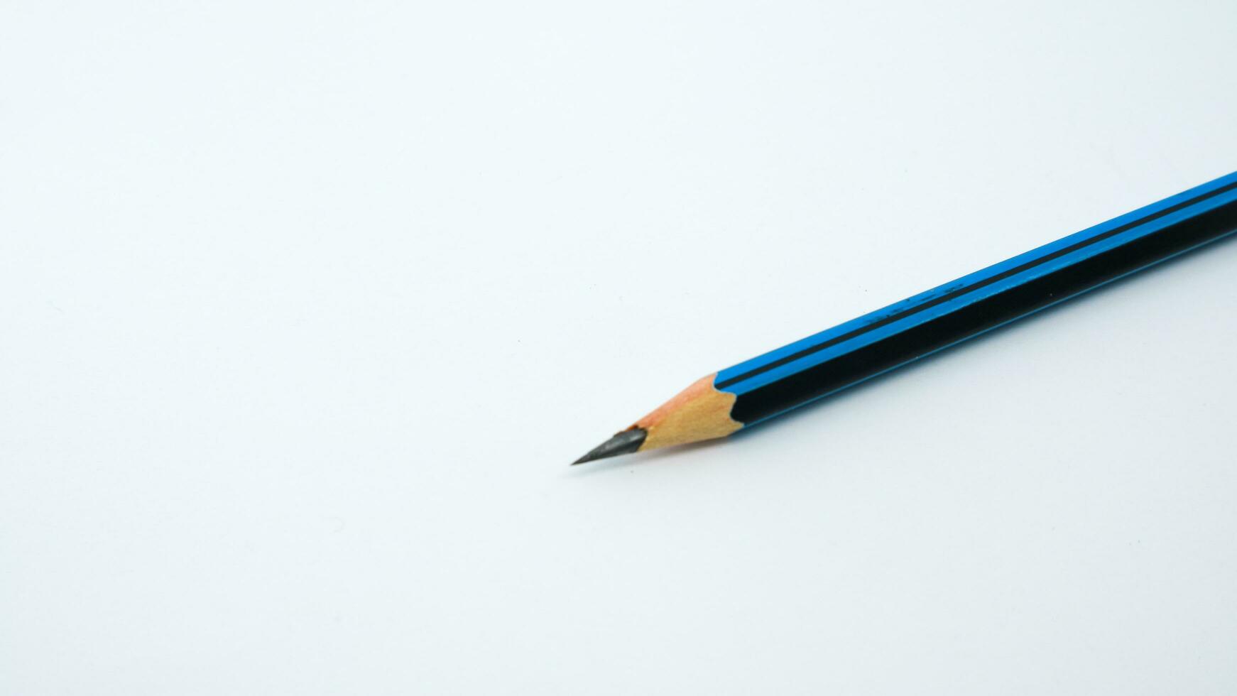 selettivo messa a fuoco su 2b matita su pieno impostato di nero e blu scrittura e disegno grafite matite ordinamento a partire dal buio per luce. foto