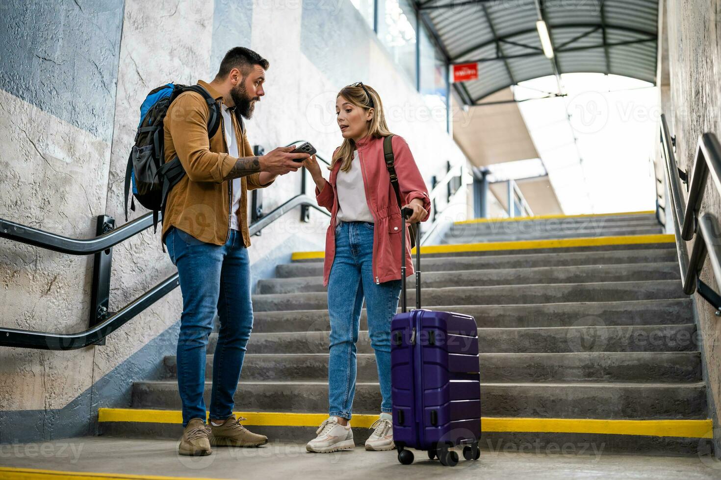 adulto coppia perse il partenza di il treno. il siamo discutere a a il treno stazione. foto