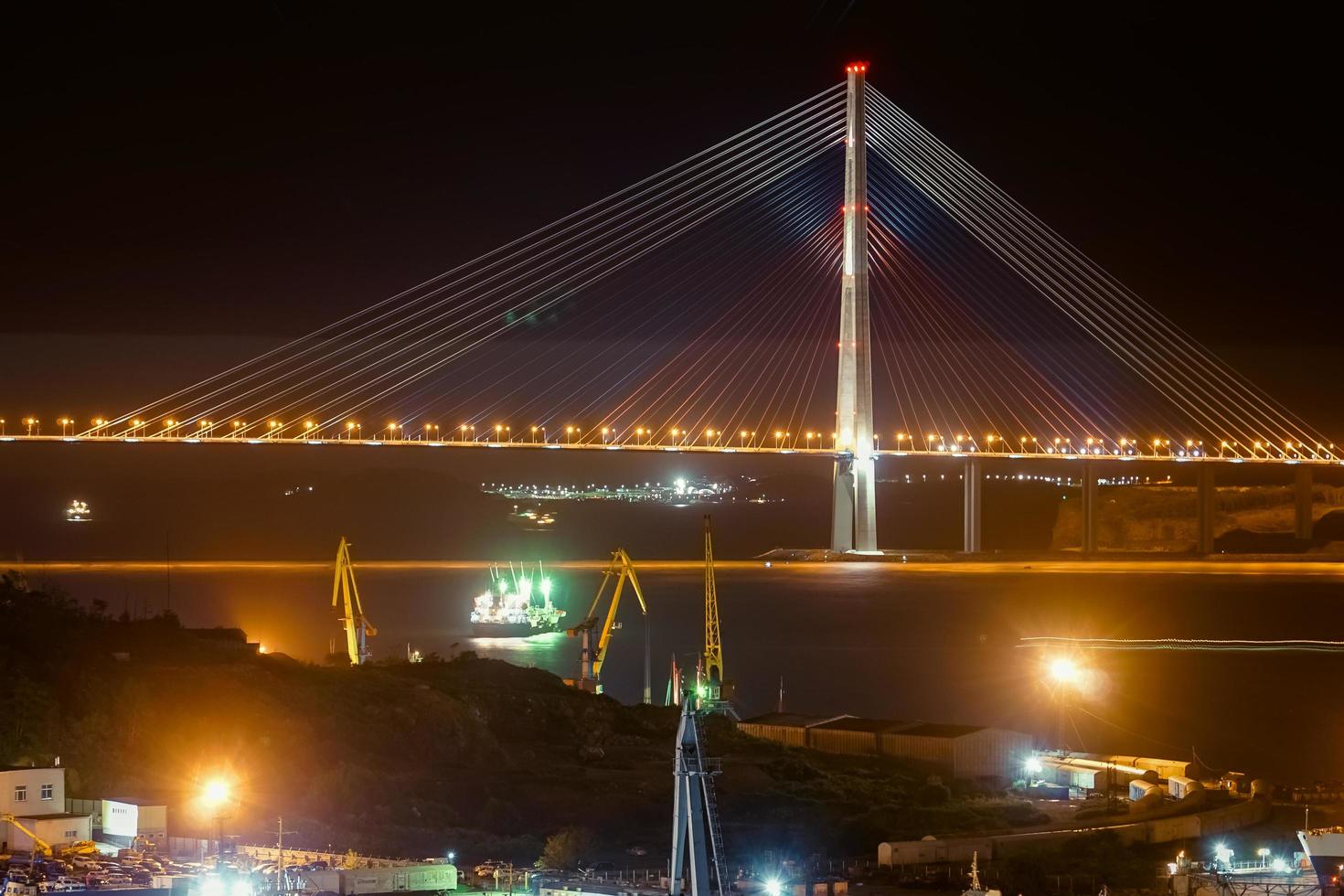 paesaggio notturno con vista sulle navi e sul ponte russo foto