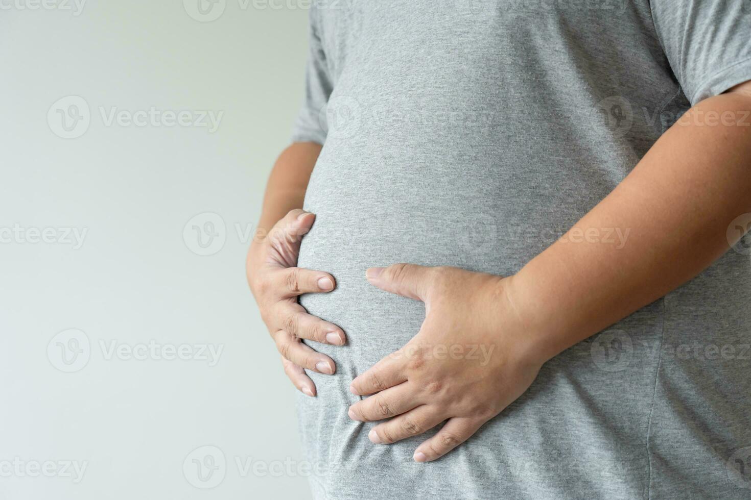 sovrappeso uomo corpo concetto di malsano stile di vita guadagno Di Più Grasso e alto rischio per malattia foto