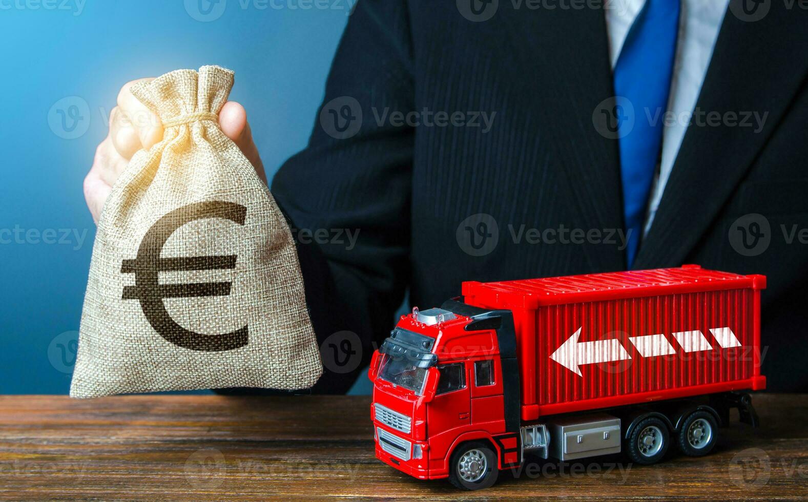 uomo d'affari con Euro i soldi Borsa e camion. alto reddito di il trasporto attività commerciale e il trasporto di merce. crescente prezzi, globale contenitori carenza crisi. la logistica. bene stipendi per autisti. foto