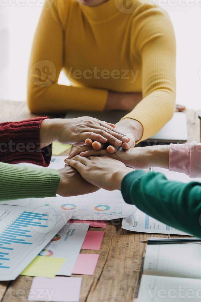 gli analisti finanziari analizzano i rapporti finanziari aziendali su un progetto di investimento di pianificazione di un tablet digitale durante una discussione in una riunione aziendale che mostra i risultati del loro lavoro di squadra di successo. foto