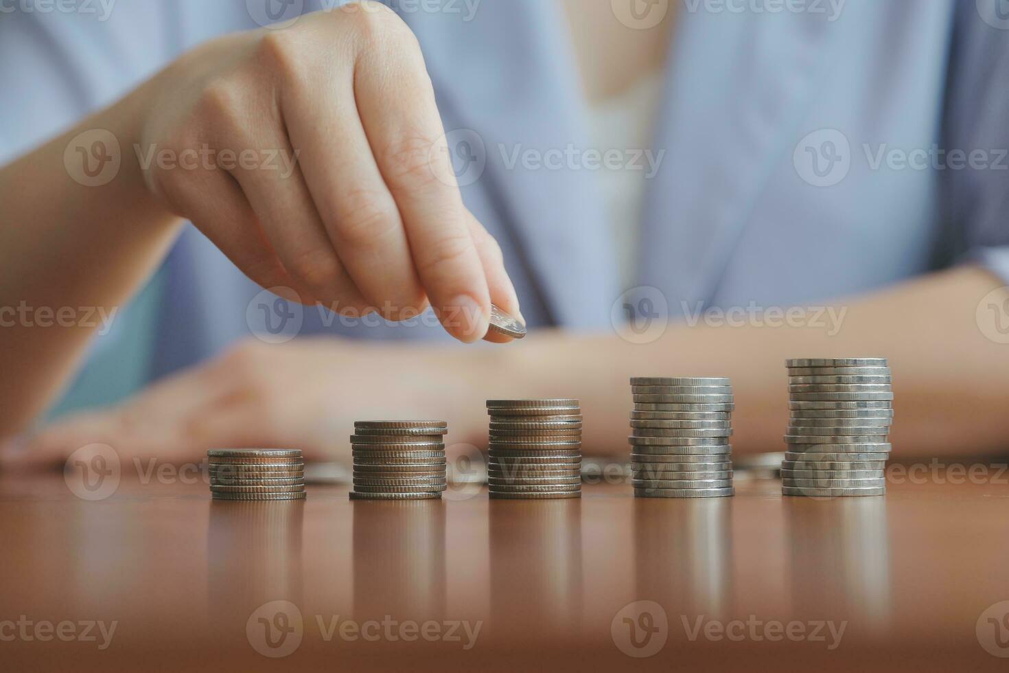 risparmio di denaro concetto preimpostato da mano maschile mettendo soldi  coin stack crescente business 24105975 Stock Photo su Vecteezy