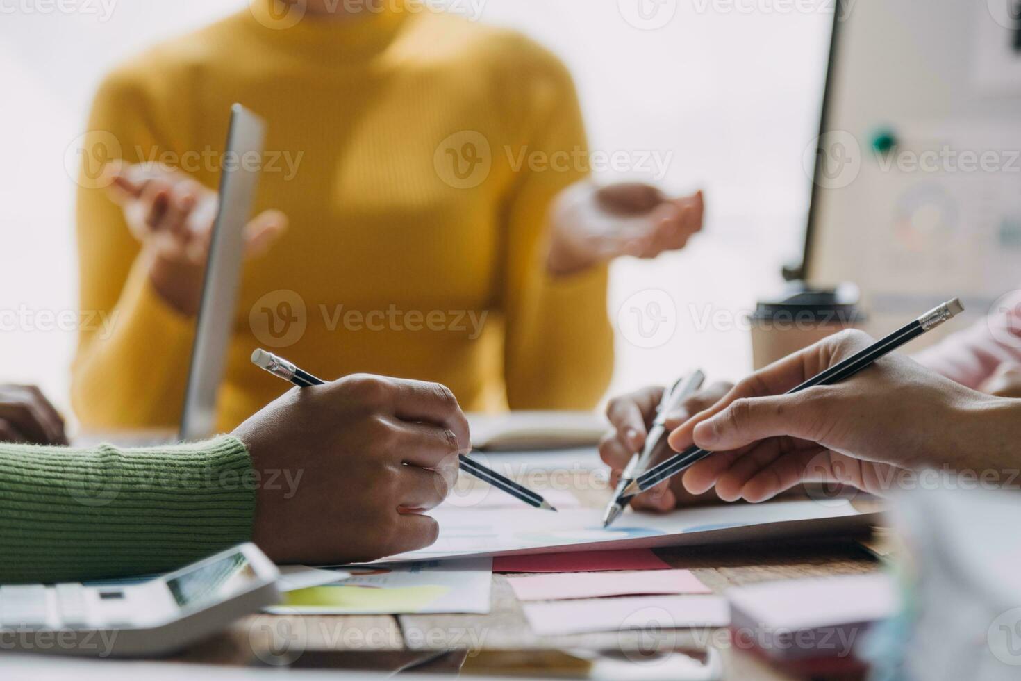 gruppo di giovane collaboratore di uomini d'affari creativi della squadra di affari asiatici in ufficio felice di essere un lavoro di squadra di partnership di successo che celebra il successo e il concetto di successo. foto