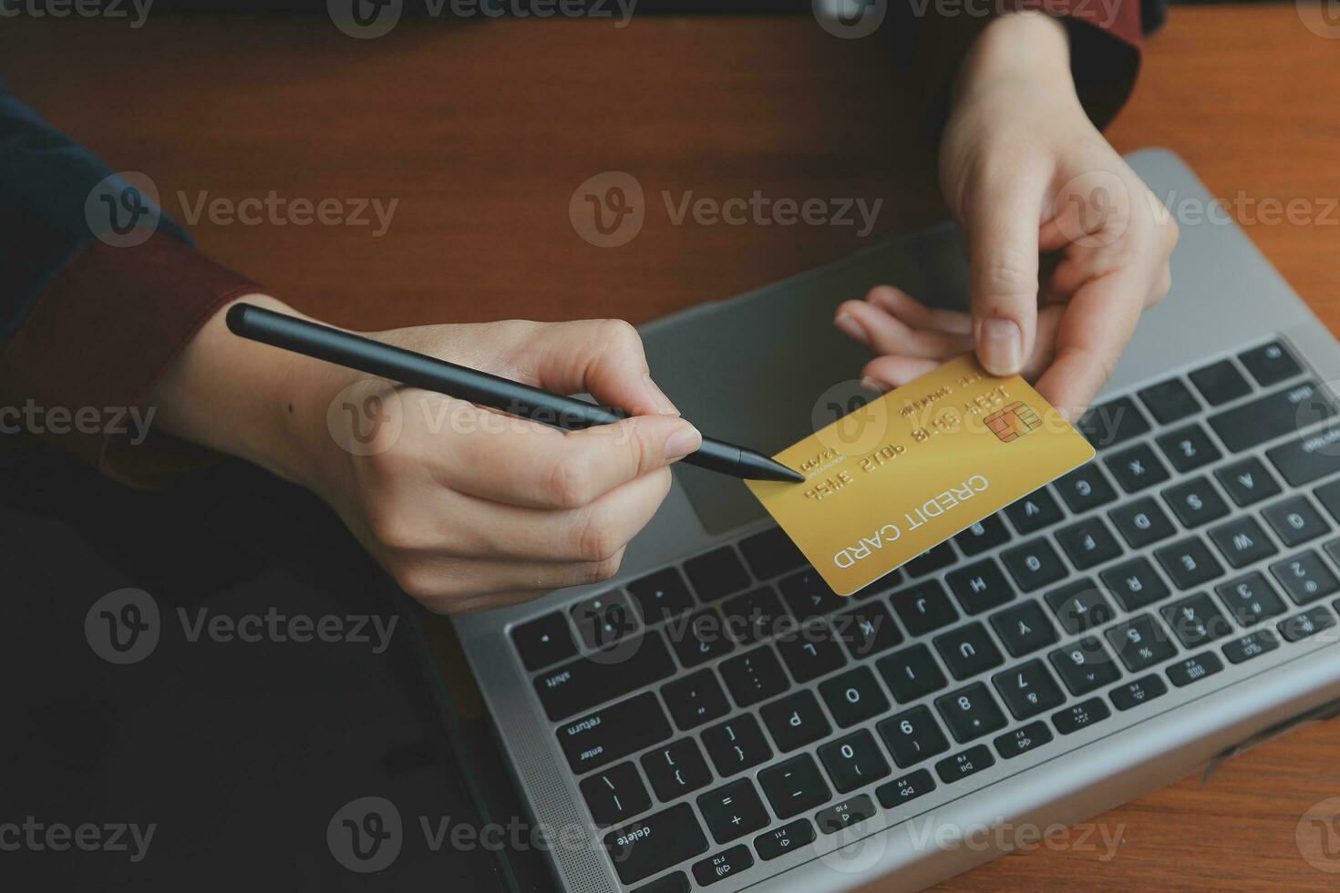 vicino su di donna mano utilizzando credito carta e il computer portatile per pagamento e in linea acquisti, in linea acquisti, pagamenti digitale bancario, e-commerce concetto. foto