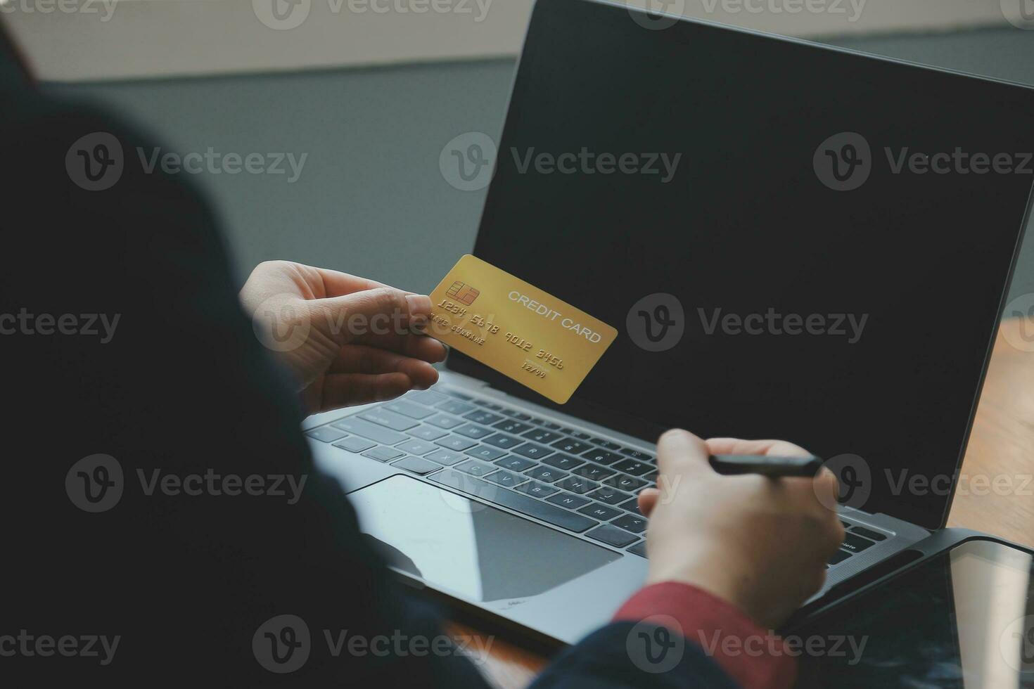 vicino su di donna mano utilizzando credito carta e il computer portatile per pagamento e in linea acquisti, in linea acquisti, pagamenti digitale bancario, e-commerce concetto. foto