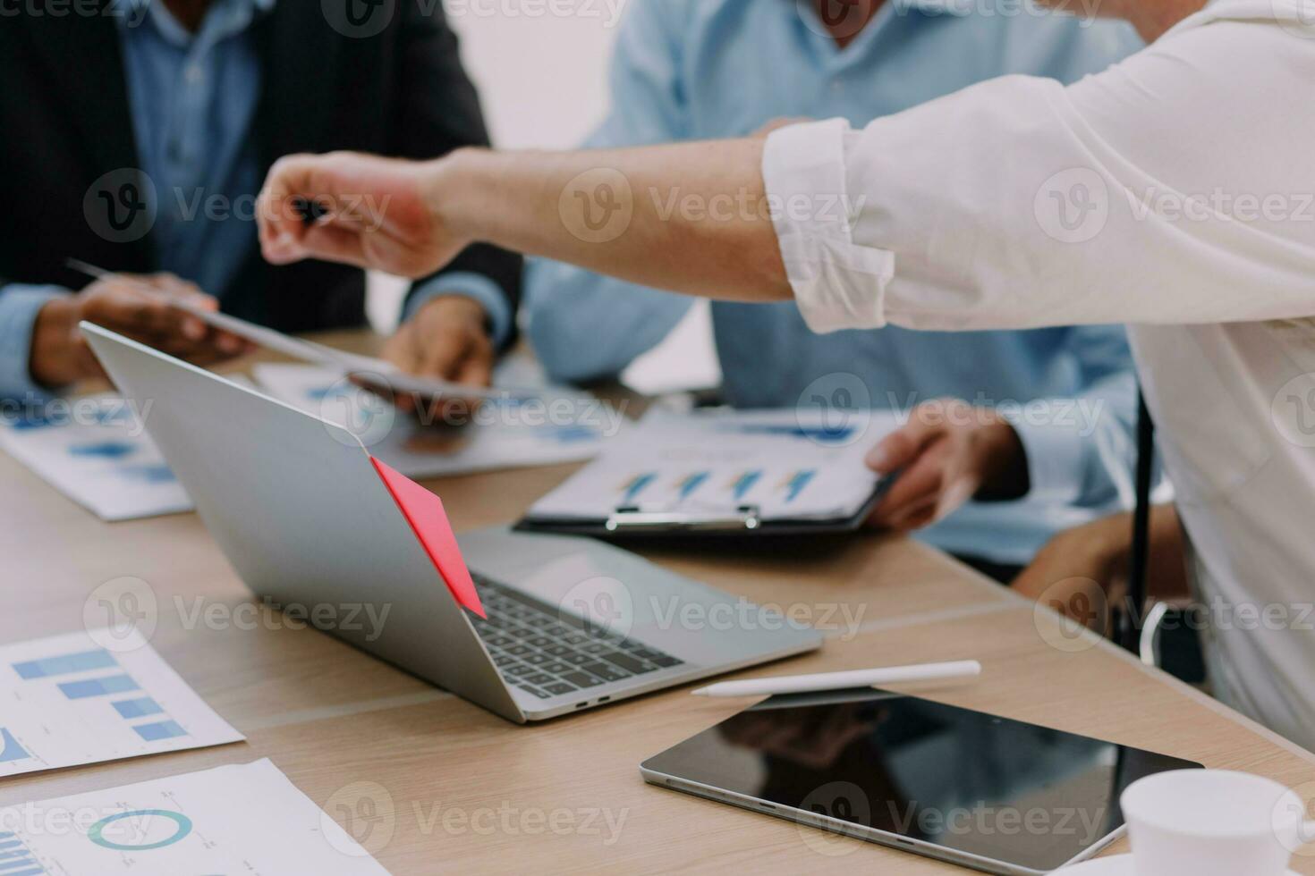 gli analisti finanziari analizzano i rapporti finanziari aziendali su un progetto di investimento di pianificazione di un tablet digitale durante una discussione in una riunione aziendale che mostra i risultati del loro lavoro di squadra di successo. foto