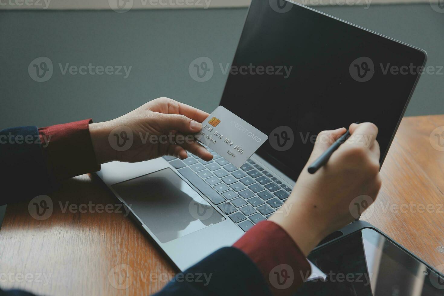 donne Tenere credito carta e utilizzando smartphone a casa.online acquisti, Internet bancario, memorizzare in linea, pagamento, la spesa i soldi, e-commerce pagamento a il negozio, credito carta, concetto foto