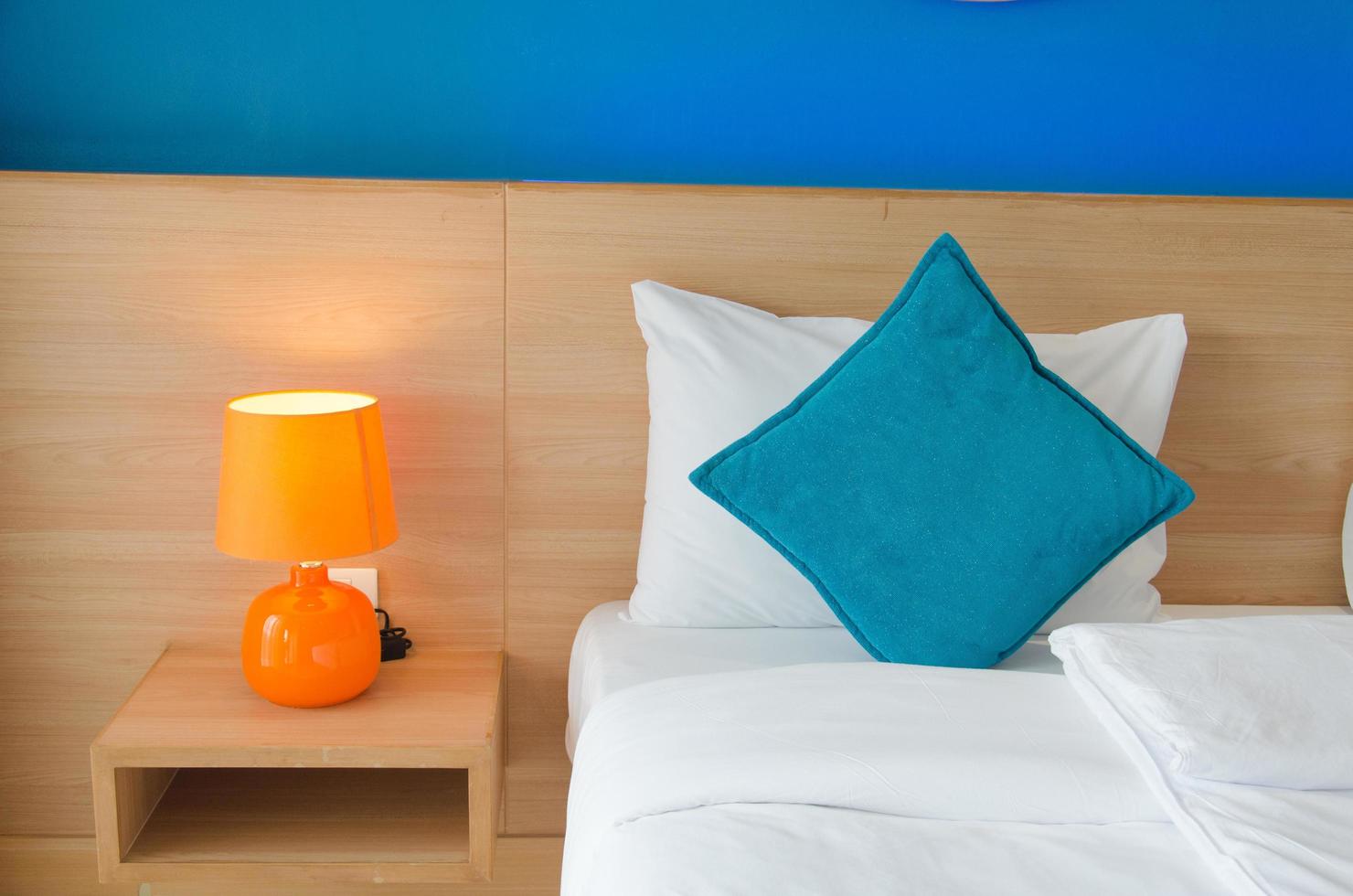 cuscini blu in camera da letto foto