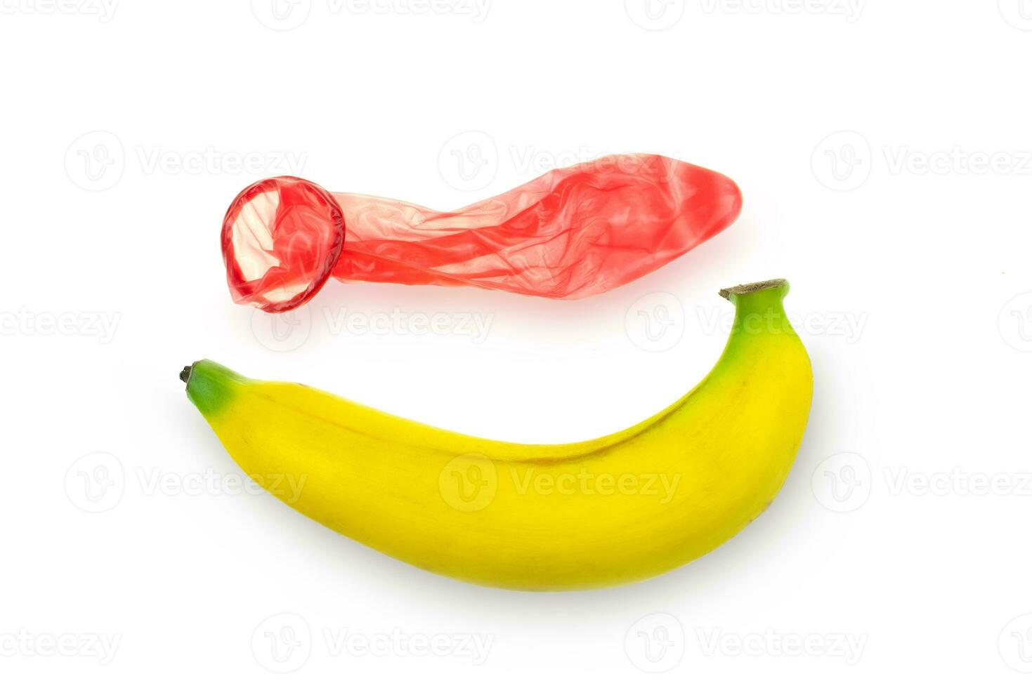 preservativo rosso indossato su una banana su uno sfondo bianco foto