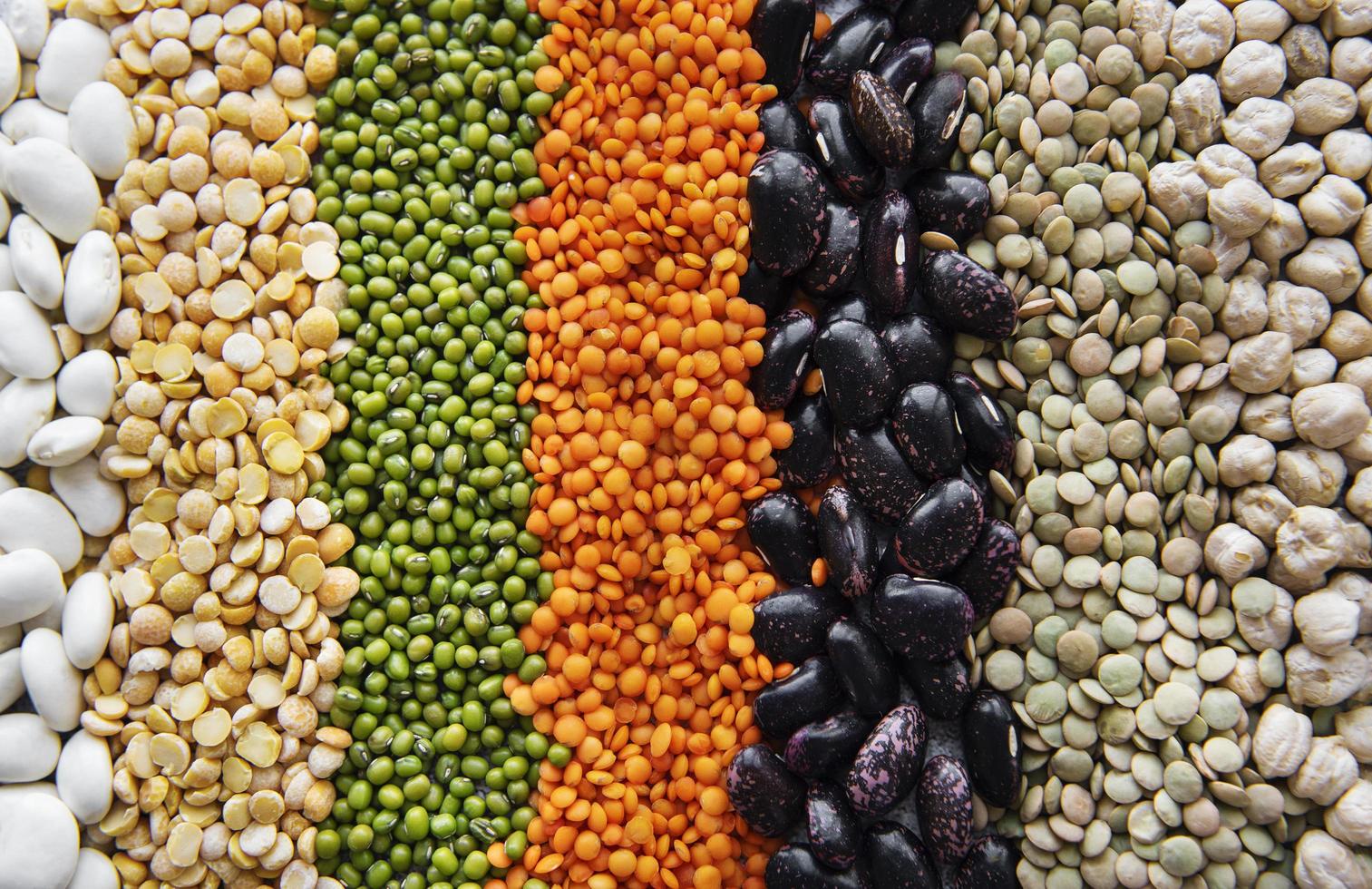 sfondo di cibo con diversi legumi foto