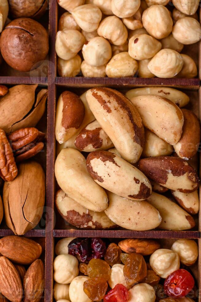 mescolare di arrostito macadamia noccioline, anacardi, Noci Pecan, mandorle, uva passa e asciutto frutti di bosco foto