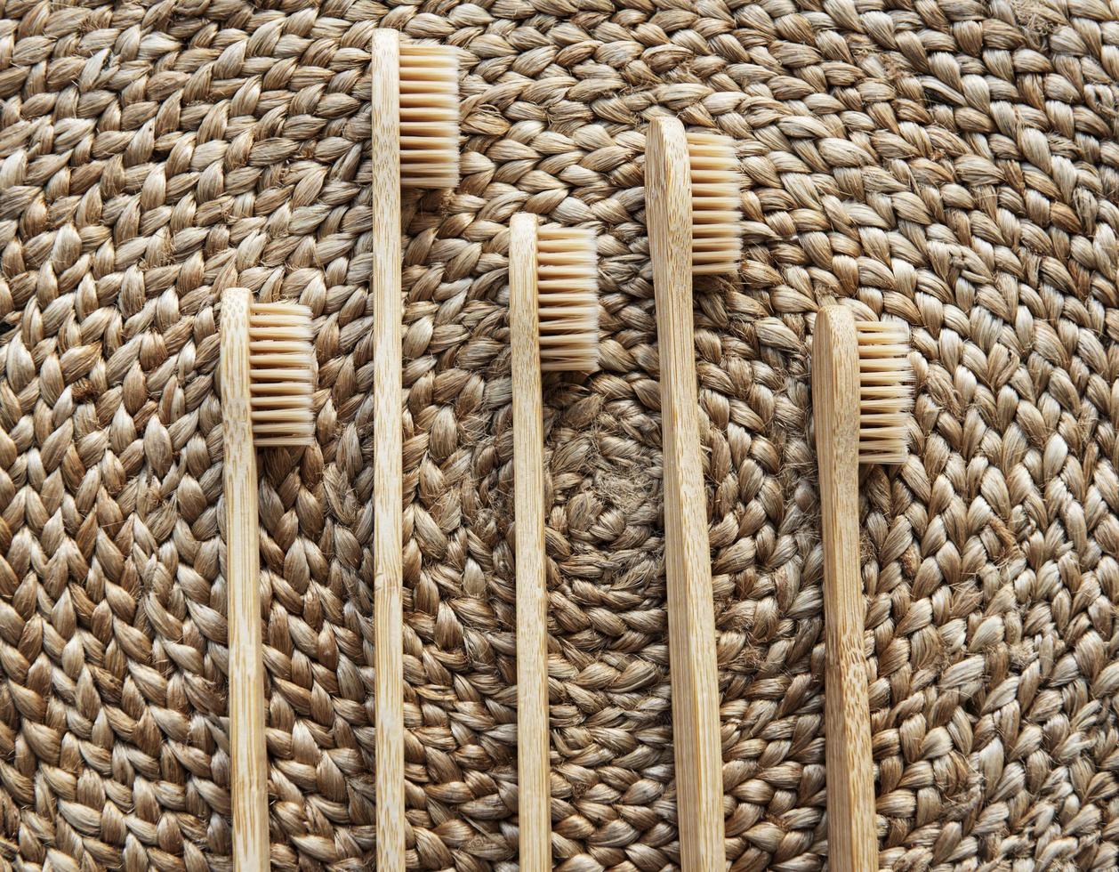 spazzolino da denti in bambù ecologico foto